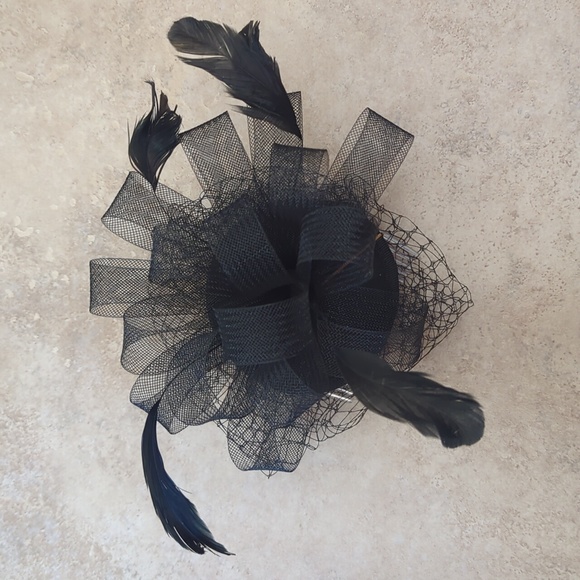 Black fascinator headpiece with veiled face - Picture 3 of 7